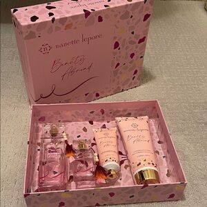 $129 Nanette Lepore 4pcs Beauty Gift Set